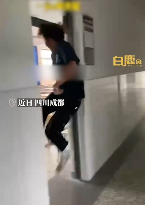大学生拍耍帅视频磕门框剃头缝7针