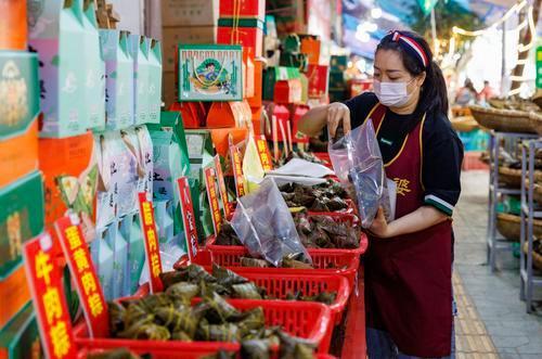 端午渐近，马鞍东路的婆婆们忙起来了，手工粽香飘满街