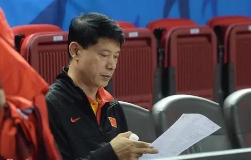 先祸害王治郅，再毁了姚明，为什么说信兰成是中国篮球的第一罪人