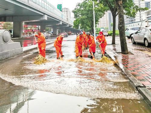 河北多地迅速行动应对强降雨 确保道路畅通