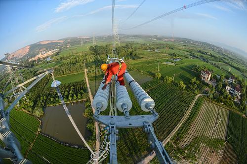 美国老化电网已无法负荷AI计算 专家呼吁学习中国建高压走廊