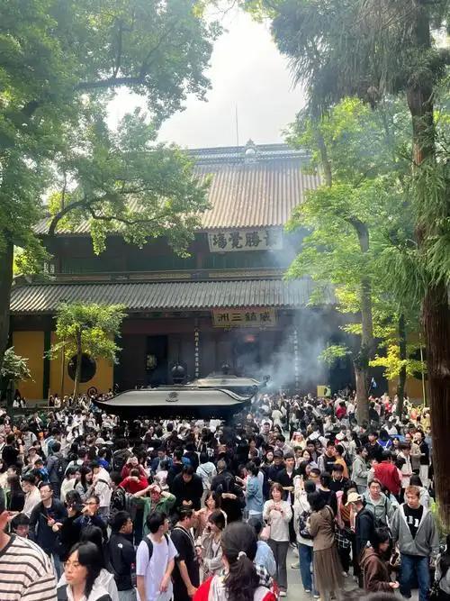 靈隱寺人山人海 民警撿38張身份證 節(jié)日安?？简?/></p><p>在這種混亂中,，安保民警面臨著前所未有的挑戰(zhàn)。唐爭負(fù)責(zé)現(xiàn)場巡邏時,，在一處人群附近意外發(fā)現(xiàn)了38張身份證,。這些證件來自全國各地，包括上海,、深圳等地,。唐爭并沒有置之不理，而是決定盡力將失物歸還失主,。臨時設(shè)立的失物招領(lǐng)處成為焦點,，民警們通過指揮室主動聯(lián)系失主，盡快通知他們來領(lǐng)取遺失物品,。</p><p class=