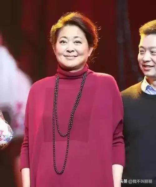 倪萍現(xiàn)身杭州頭頂白發(fā)明顯 優(yōu)雅自信不懼歲月
