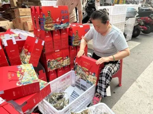 南昌多家粽子店鋪進入銷售高峰期 日銷萬粽供不應(yīng)求