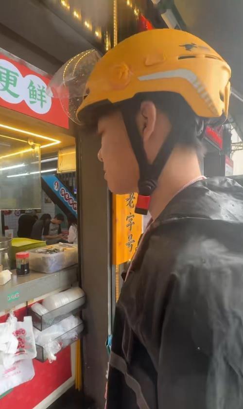 运动员高考完送外卖挣钱买贝斯：自力更生追梦音乐