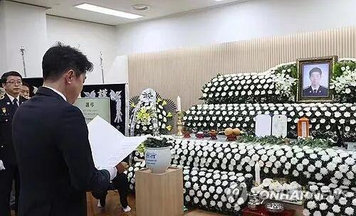 牛弹琴：这位韩国警长值得我们铭记 舍己救人彰显勇气
