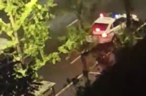 多人深夜宿舍楼下炸街闪灯挑衅 交警迅速到场将其抓获并扣留车辆