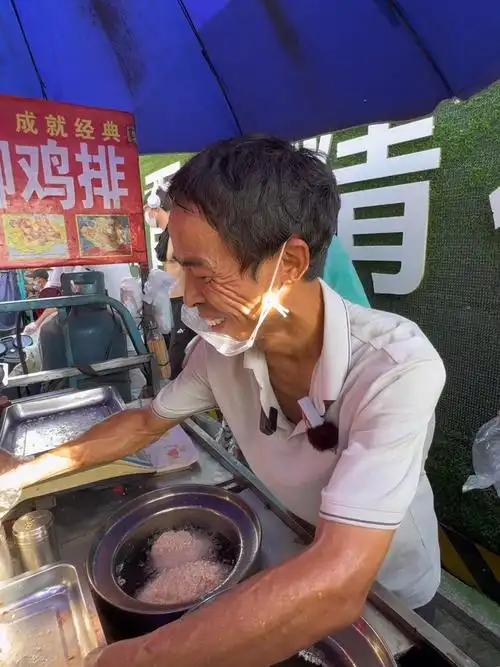 雞排哥被多次拽衣服要求站高點(diǎn)演講 街頭演講的意外插曲