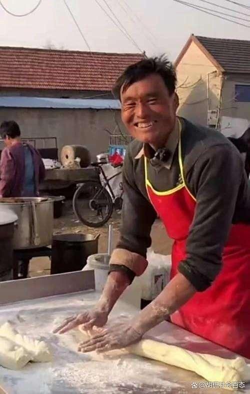 拉面哥转型带货你怎么看 从质朴摊主到流量主播的转变