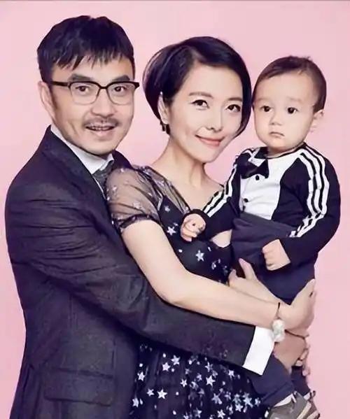 汪涵妻子杨乐乐独自住院 孤独中的坚强