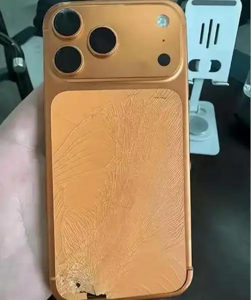 苹果彻查iPhone17Pro褪色 材质问题引争议