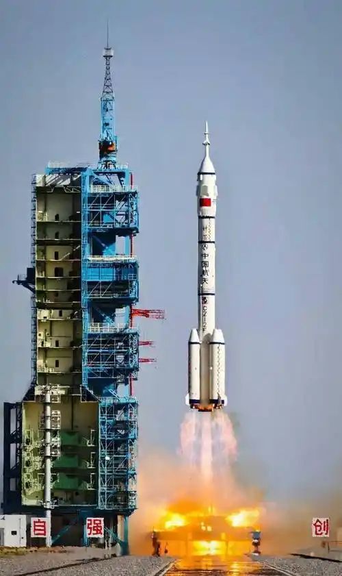 神二十二飞船发射 火箭直冲蓝天 中国航天再迈新步伐