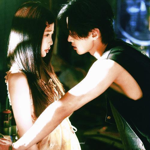 姜暮帮靳朝穿衣服 机车抱封神名场面