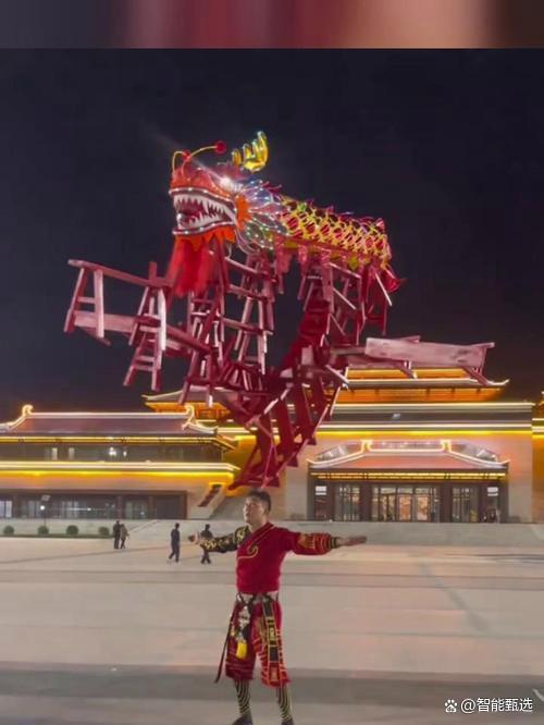 小伙用24条板凳组成120斤重板凳龙，网友：这是真功夫