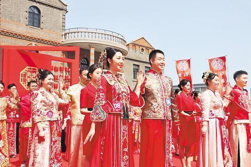 新人拜天地时遇到婚闹，热闹与尊重本可兼得