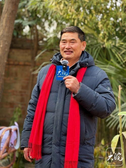 朱之文解释为何穿军大衣唱歌