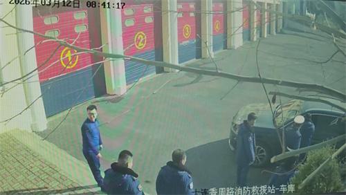 女子心脏不适将车开到消防站