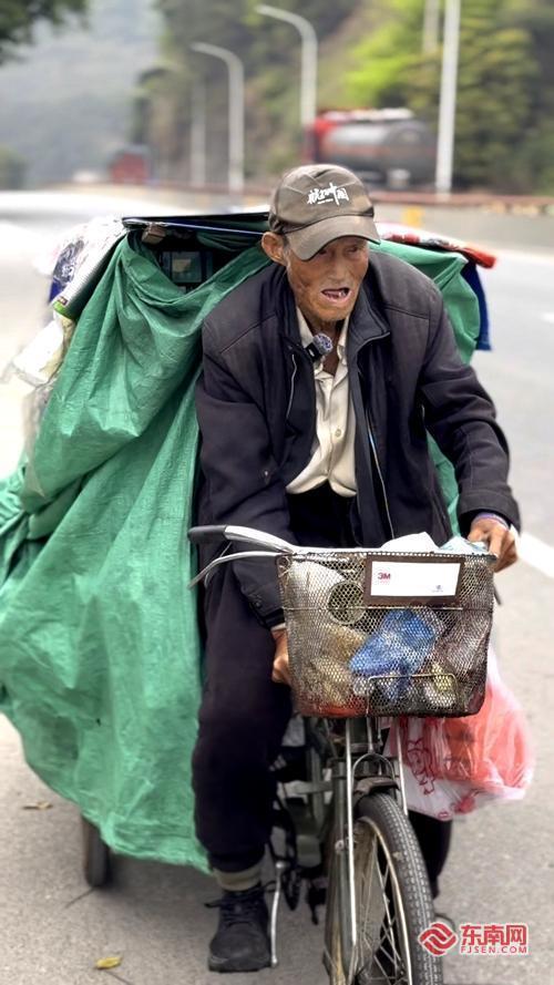 90岁老人骑行30年 现想慢慢走回家