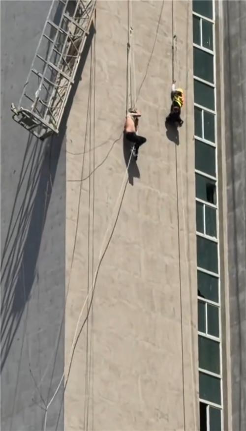 吊篮断裂两工人抱住绳索被困高空 紧急救援成功救下两人