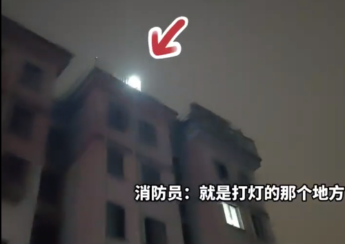 男子凌晨救猫被困楼顶 消防冒雨救援 