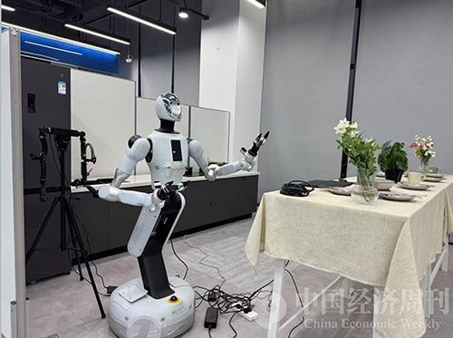 机器人训练师：“喂”出具身智能 数百小时打磨动作