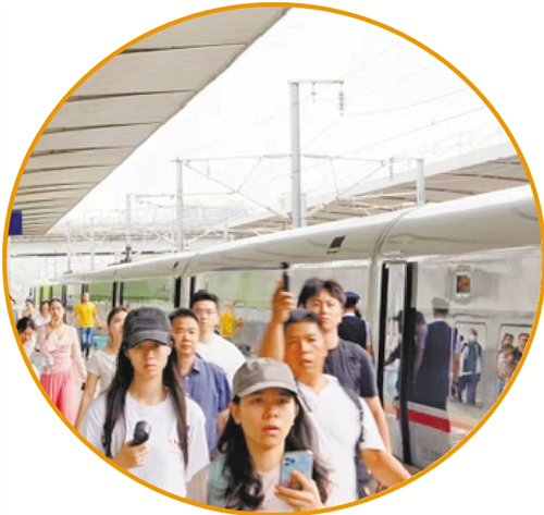 香港西九龙至广州北高铁直通首发 穗港一小时生活圈开启