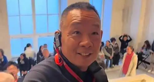 于东来在英国伦敦吃胡辣汤 理念感动小店老板