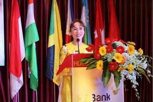 年赚555万 空姐用厕所太久被发现卖身