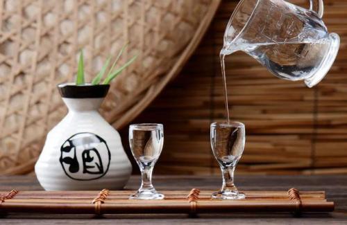白酒股崩了，谁在“抛弃”茅台？