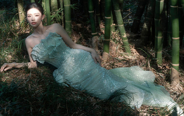 林允青色抹胸纱裙美艳十足 秀白皙美背婀娜多姿