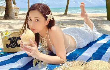 钟欣潼穿白色比基尼海边度假 神情温柔状态超好