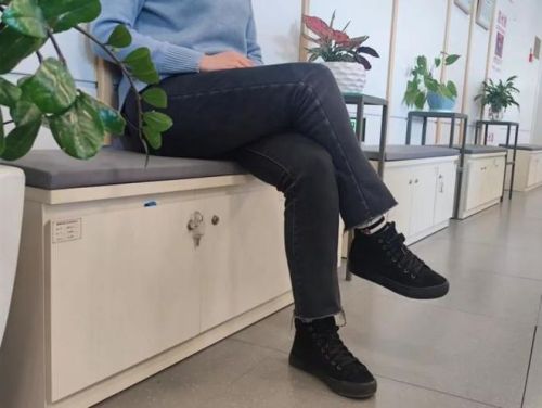 12岁男孩爱跷二郎腿，查出多个问题！看完我立马坐直了
