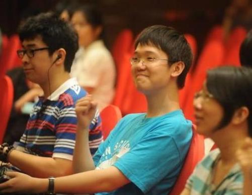 高考状元放弃清北读香港大学，留美8年称：感谢拒绝