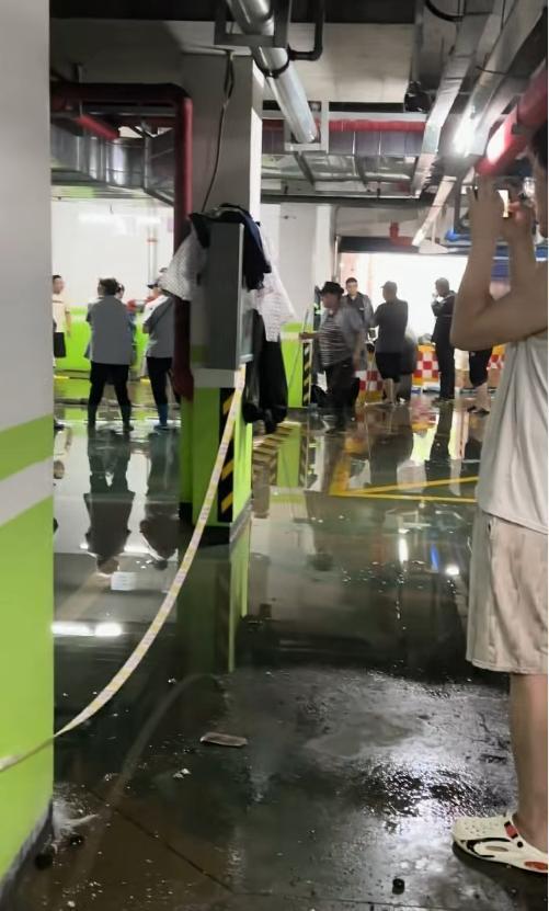 辽宁小区地库坍塌露出垃圾 墙体背后藏匿生活垃圾引发质疑