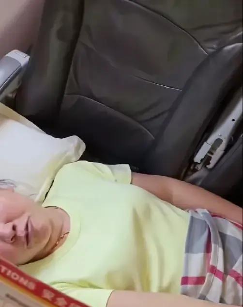 国航回应乘客遗落电脑致飞机延误 女子赖椅误机引众怒
