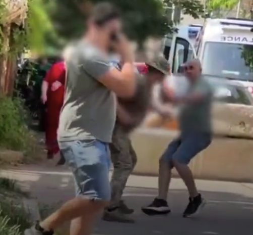 乌克兰敖德萨街头爆发斗殴：征兵官与救护车司机“打群架”