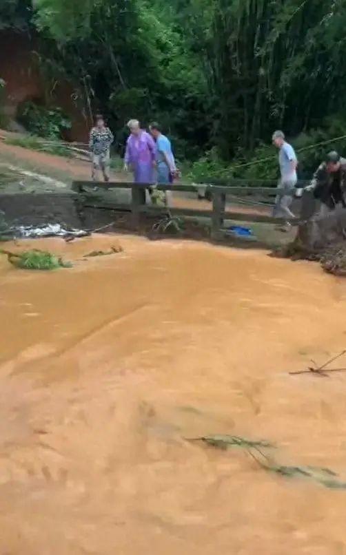 广西一地持续暴雨：稻田成河，村庄受灾严重