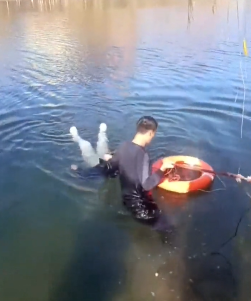 公园保安队长跳入冰河中救人 寒冬里的凡人英雄