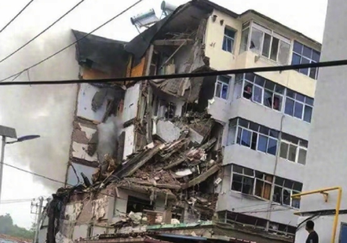 辽宁葫芦岛一居民楼突发爆炸？楼体局部坍塌，官方最新回应