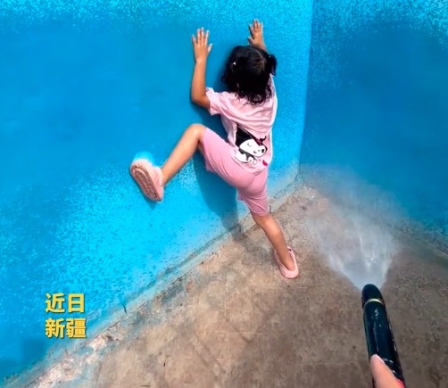 家长用水枪把女儿影子印在墙上 网友：快乐的童年和不扫兴的家长