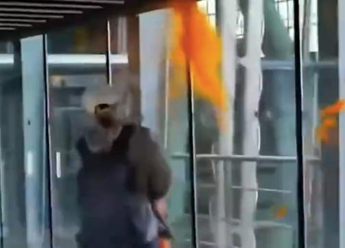 伦敦一机场遭抗议者喷漆 玻璃地板显示屏都遭了殃