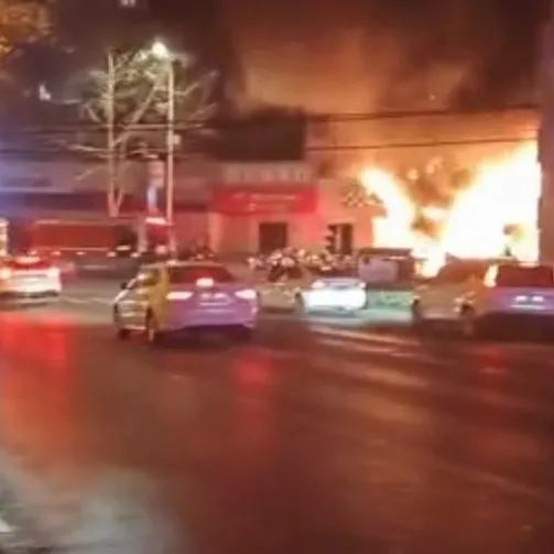 青島一電動車店突發(fā)火情 深夜爆燃損失慘重