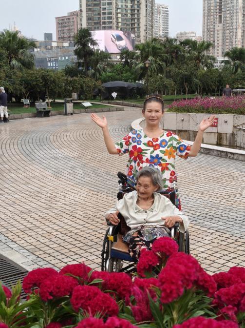 長沙一女子陪99歲老媽每天旅游 孝心傳遞愛與溫暖