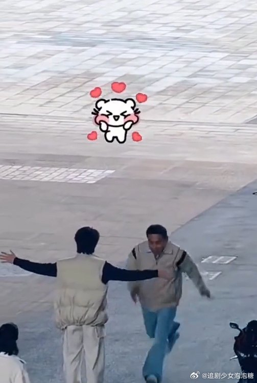 贺峻霖徐志胜拍了重庆机车大片 机车抱成新潮流