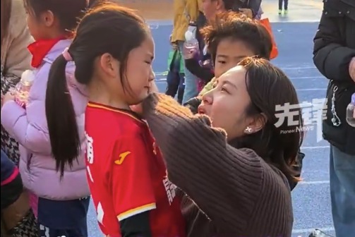小学生输球痛哭 老师心疼落泪 