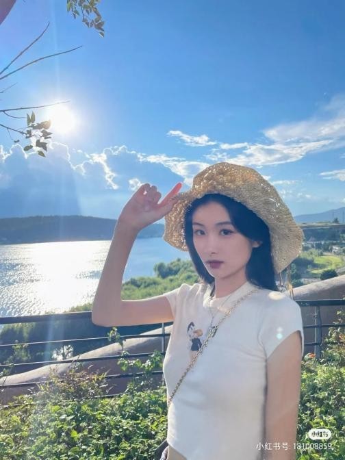 《人世间》方悦乔打卡云南 镜头外的她笑容甜美