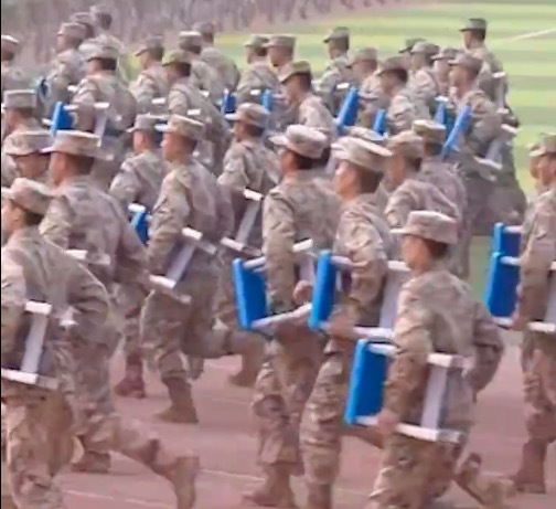 入伍新兵训练看得热血沸腾 网友：太带劲儿了！