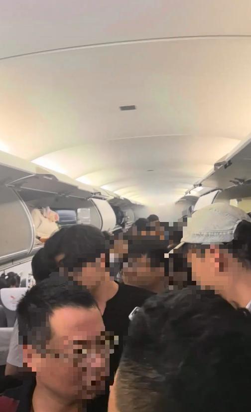 湖南航空一航班落地长沙后客舱冒烟 航司:旅客充电宝出现明火,及时扑灭,无人员受伤