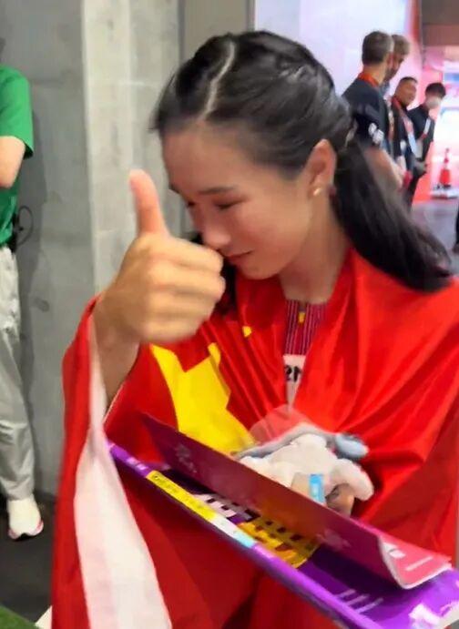 陈妤颉夺冠后收到高中练习册粉丝送《5年高考3年模拟》_中华网(图2)