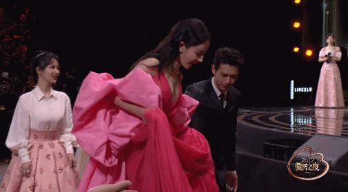 李现上台时扶迪丽热巴扶杨紫 双方粉丝彻底大和解了吧！两位姐姐都美！